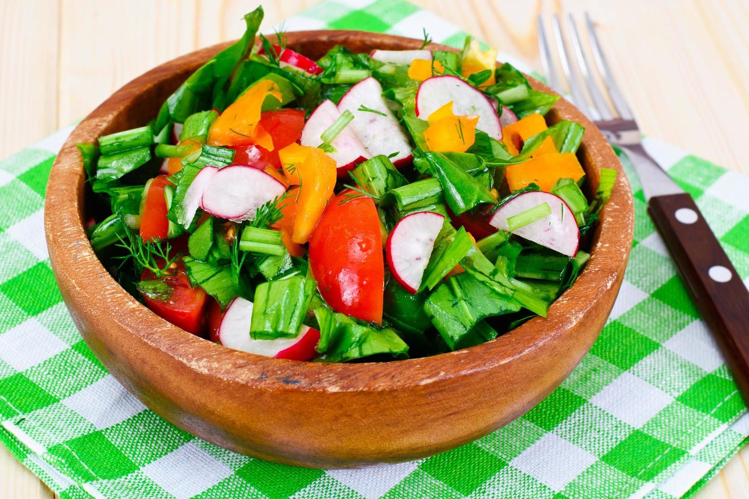 Spinatsalat mit Lauch, Rettich, Tomate, Paprika foto