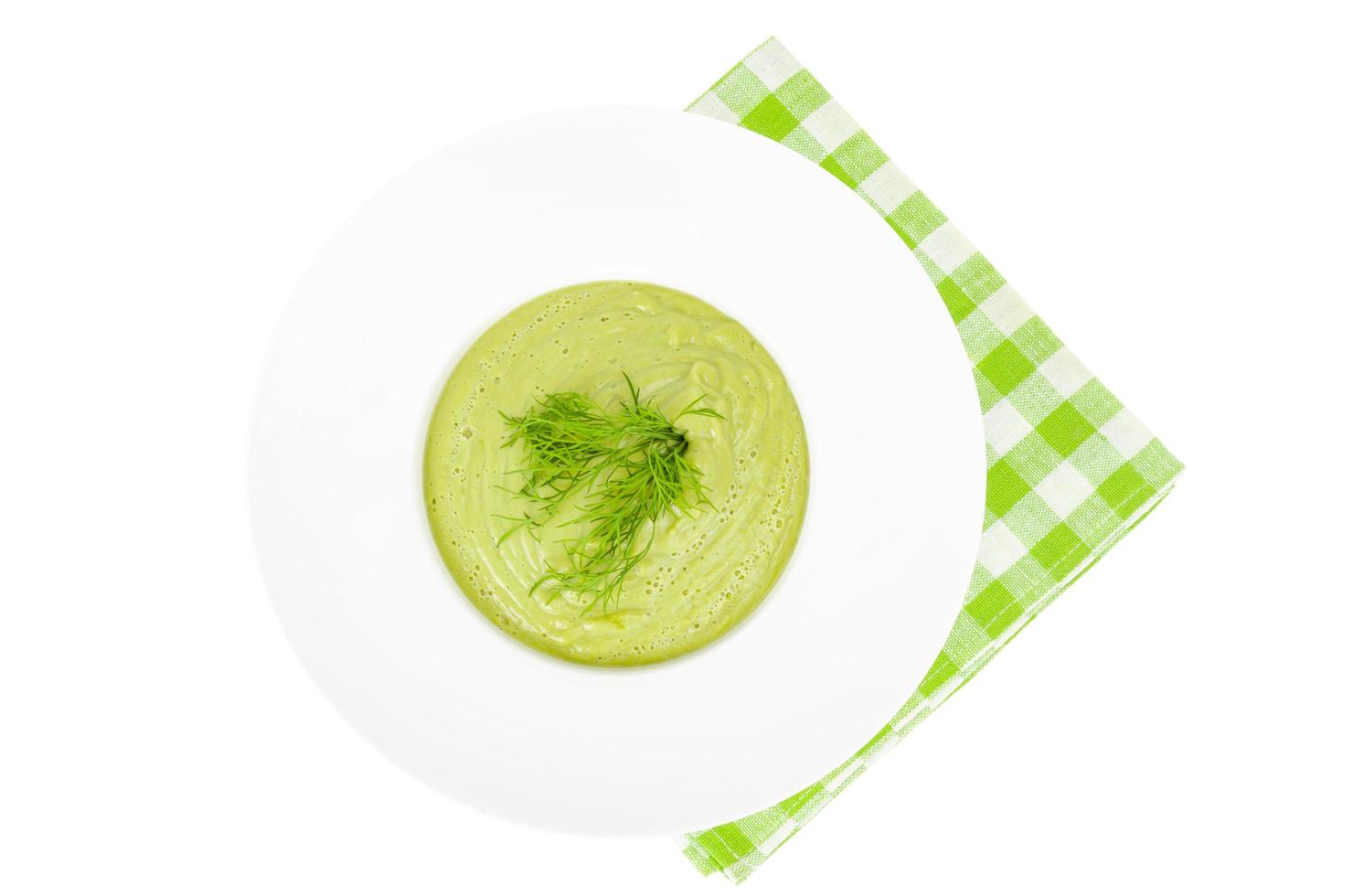 weißer Teller mit Cremesuppe aus grünem Gemüse, gesunde Ernährung. foto