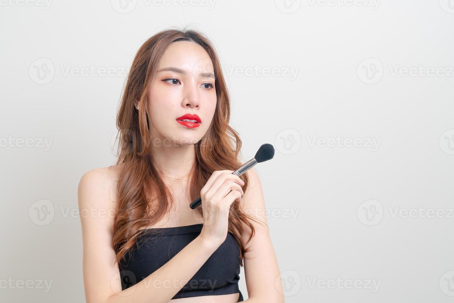 Porträt schöne Frau mit Make-up-Pinsel foto