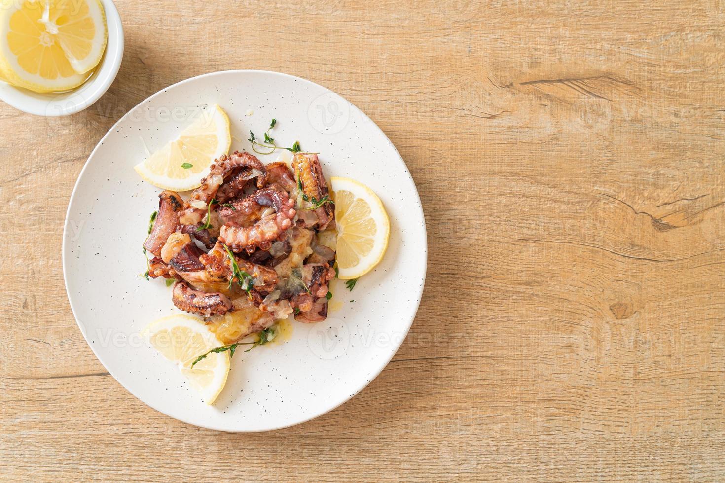 gegrillter Oktopus oder Tintenfisch mit Butter-Zitronen-Sauce foto