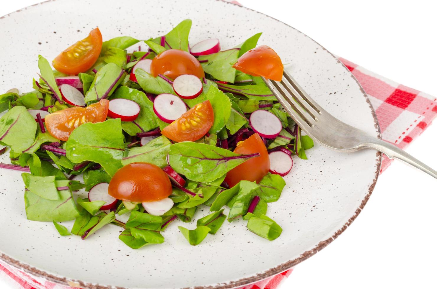 gesunde Ernährung. leichter Salat aus Rote-Bete-Blättern, Rettich und Cherrytomaten foto