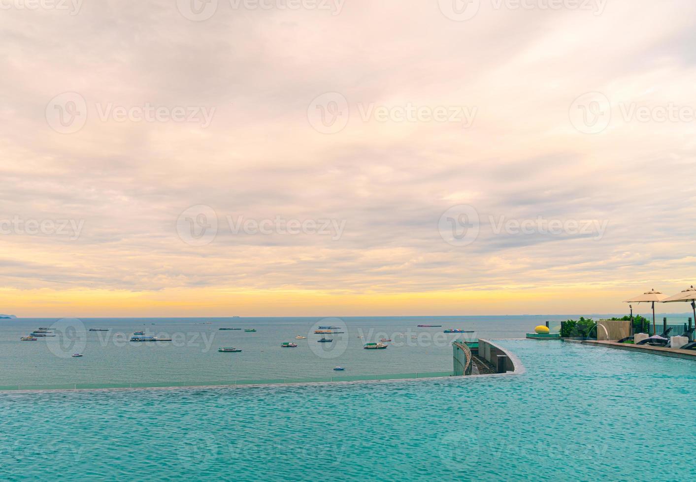 Schwimmbad mit Ozean Meer und Boot Hintergrund foto