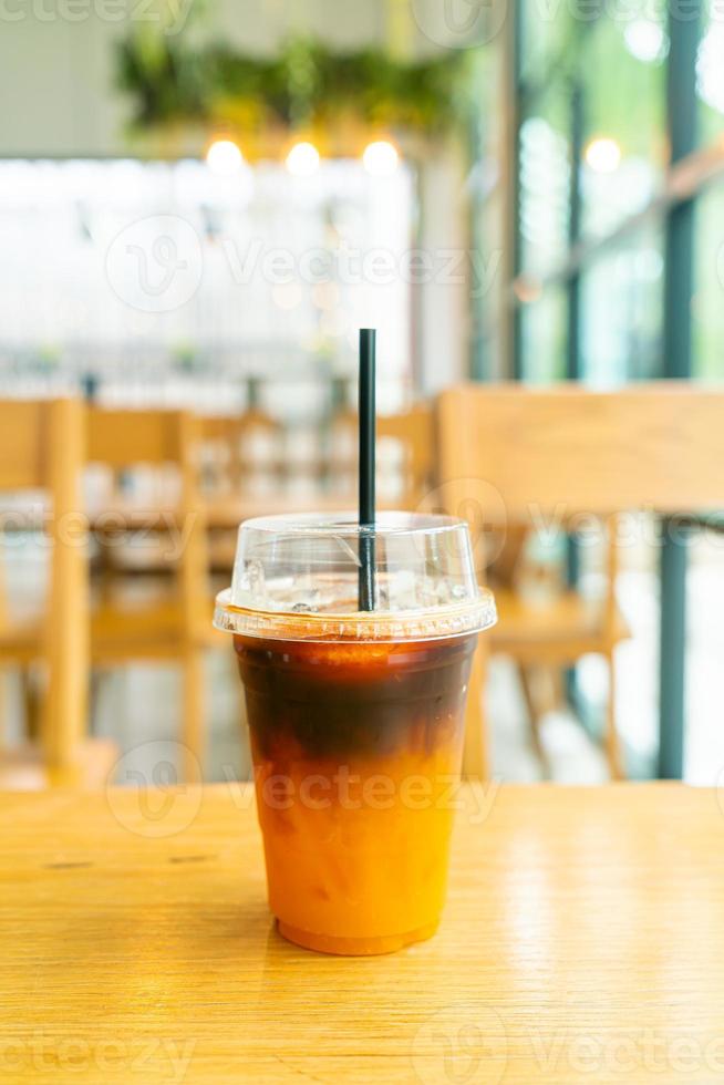 eisgekühlter schwarzer Kaffee mit Yuzu-Tasse auf dem Tisch foto