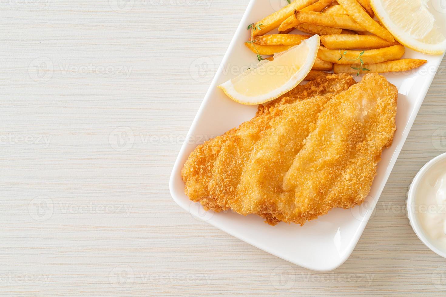 Fish and Chips - gebratenes Fischfilet mit Kartoffelchips foto