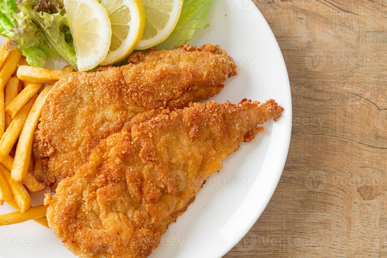 hausgemachtes paniertes Weinerschnitzel mit Kartoffelchips foto