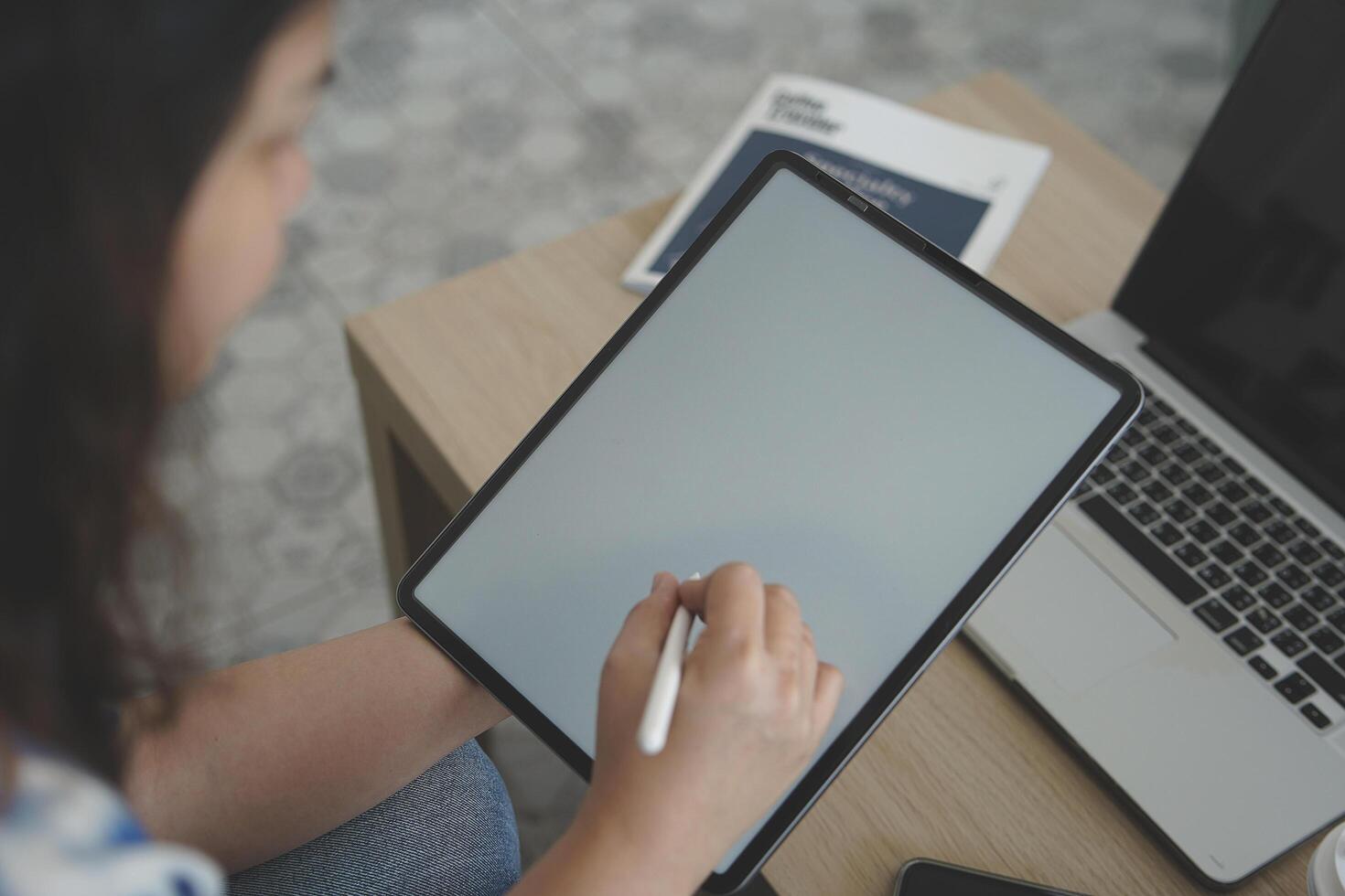 Person mit Digital Tablette im Büro foto