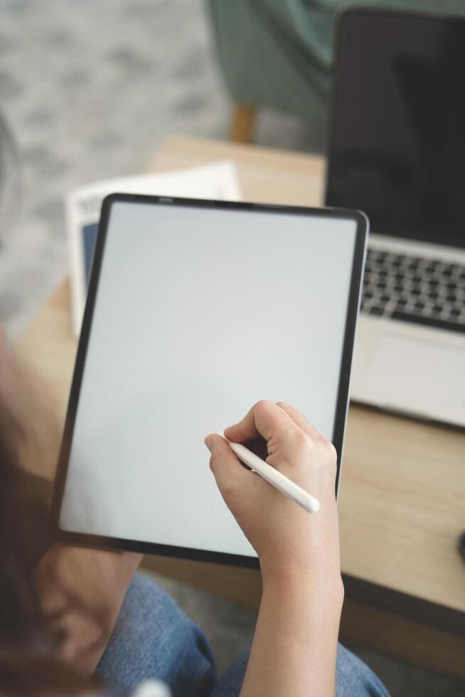 Person mit Digital Tablette im Büro foto