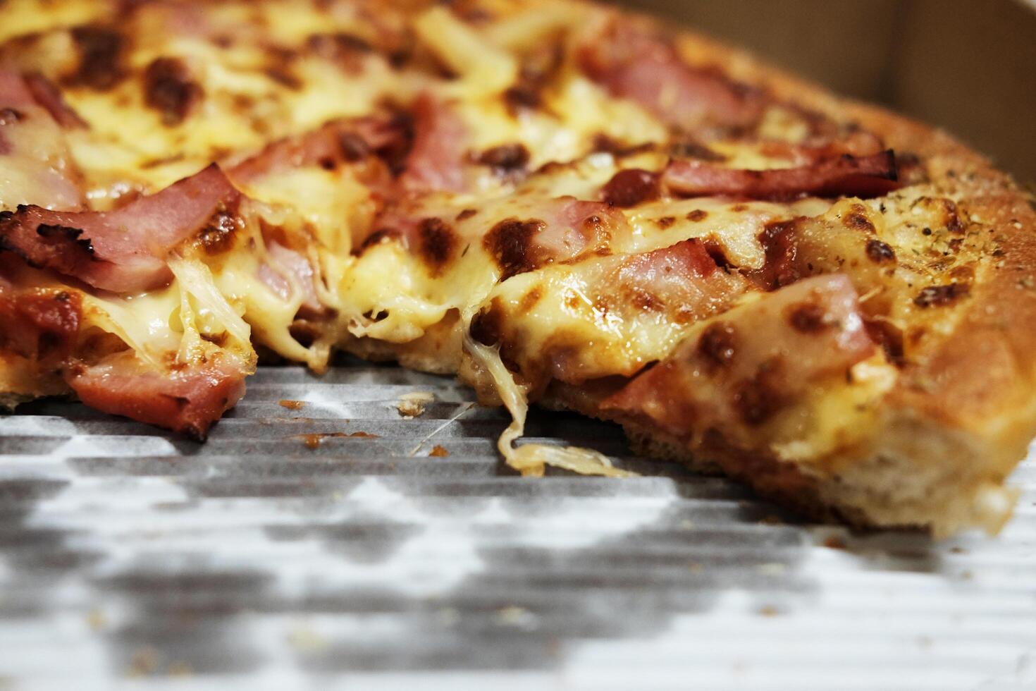 Scheibe von Pizza mit Schinken Käse und Tomate Soße foto