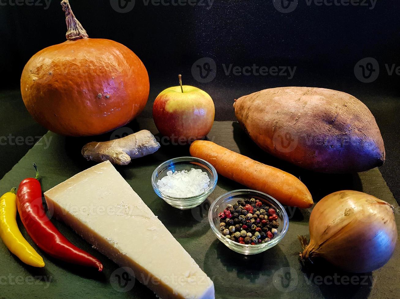 Suppe von der orangefarbenen Süßkartoffel mit Pommes vom Hokkaido-Kürbis Cucurbita Maxima foto