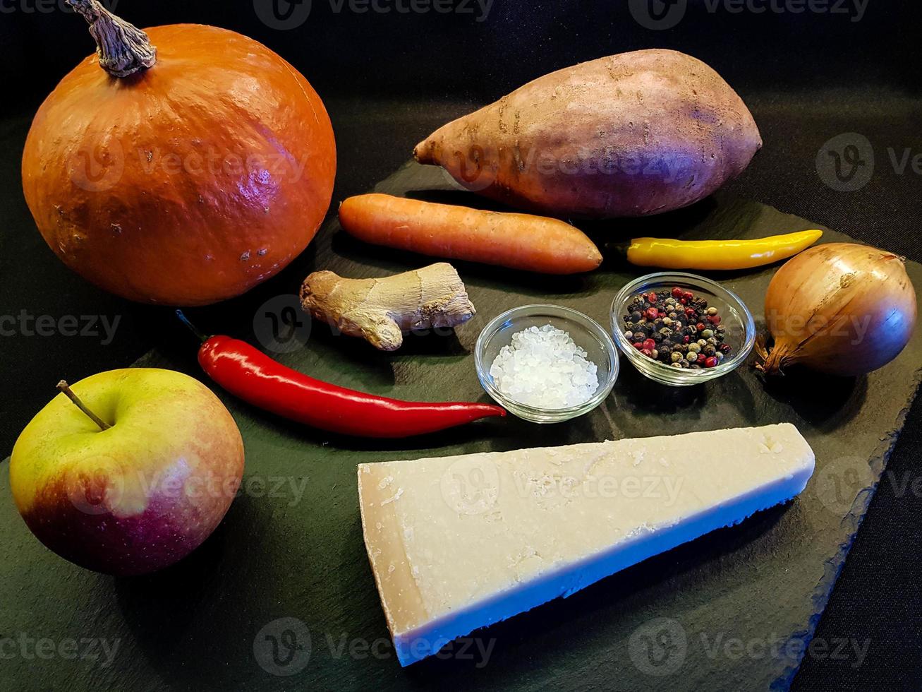 Suppe von der orangefarbenen Süßkartoffel mit Pommes vom Hokkaido-Kürbis Cucurbita Maxima foto