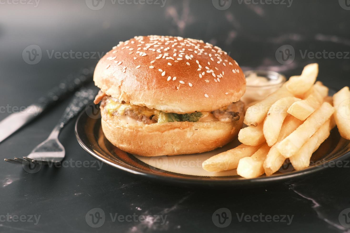 Junk Food auf Teller auf Holztisch hautnah foto