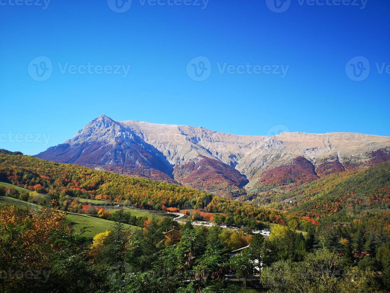 der bergvettore im herbst im sibillini park foto