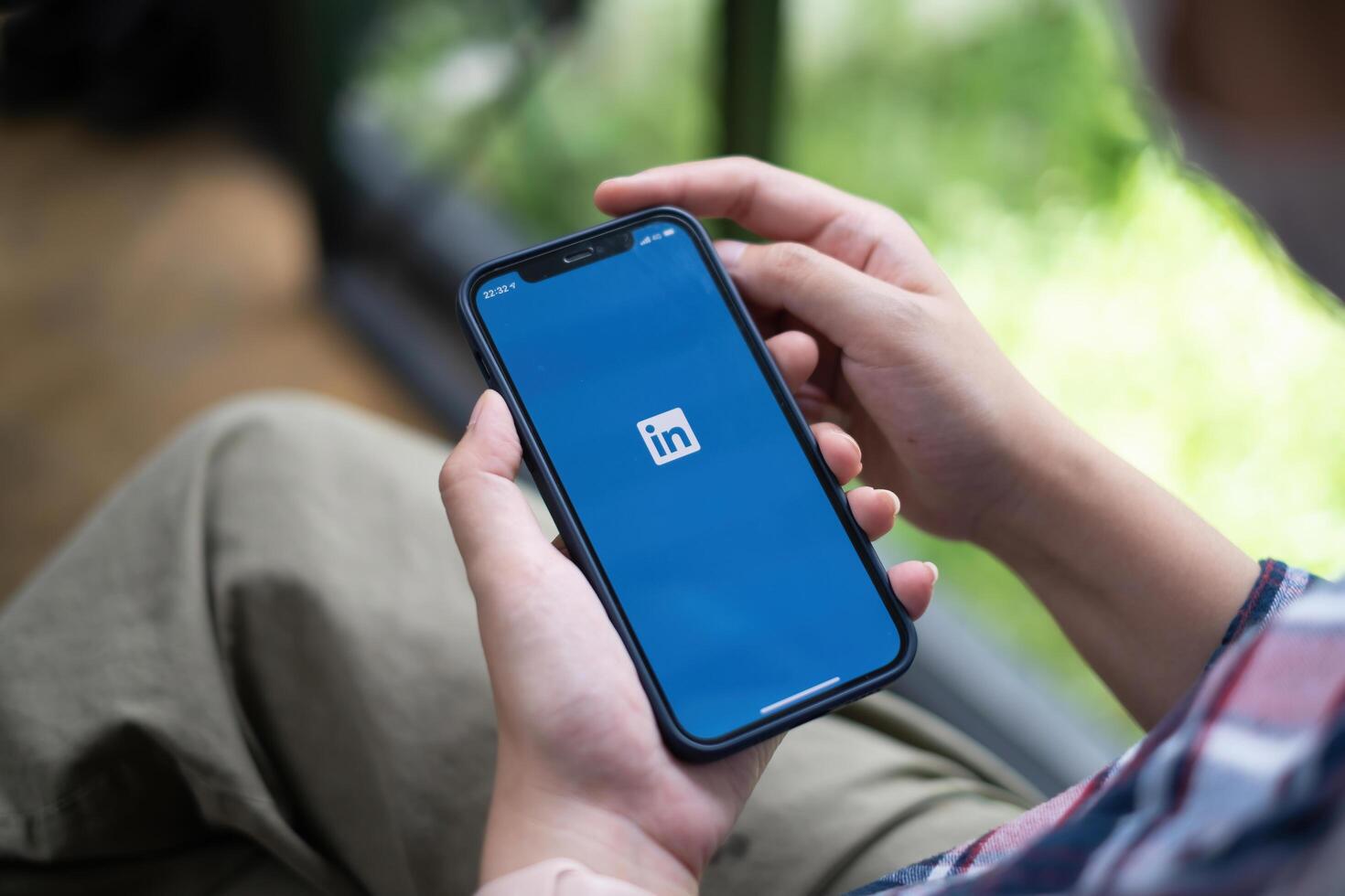 Chiang Mai, Thailand. Juli 19, 2021. Linkedin Logo auf Telefon Bildschirm. Linkedin ist ein Sozial Netzwerk zum Suche und Einrichtung von Geschäft Kontakte. es ist Gegründet im 2002 foto