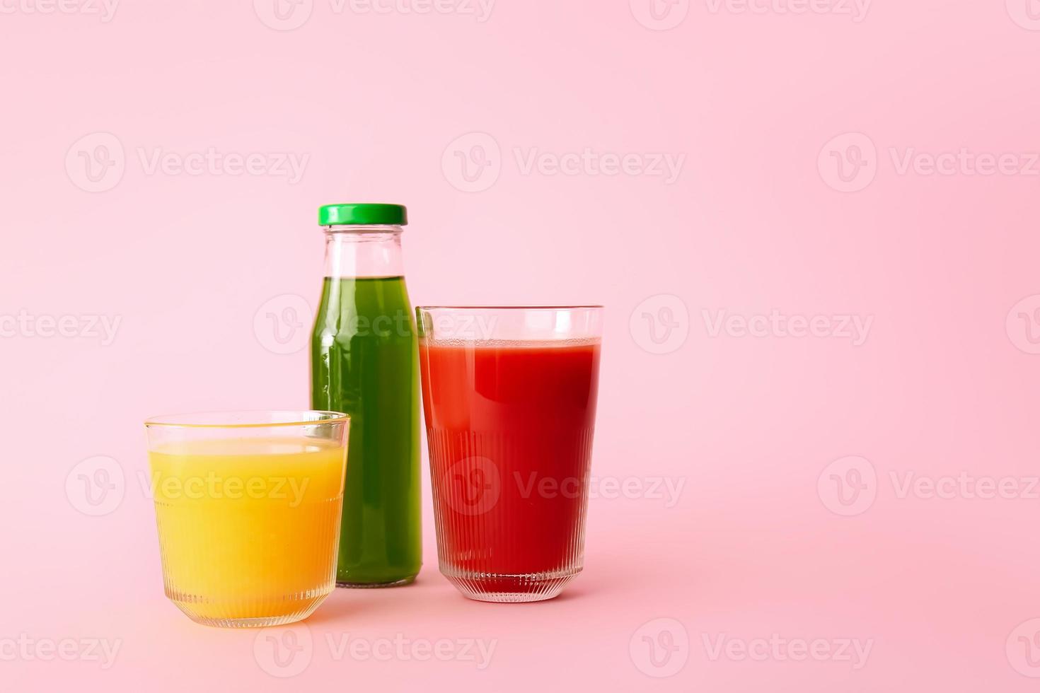 unterschiedlicher gesunder Saft auf farbigem Hintergrund foto