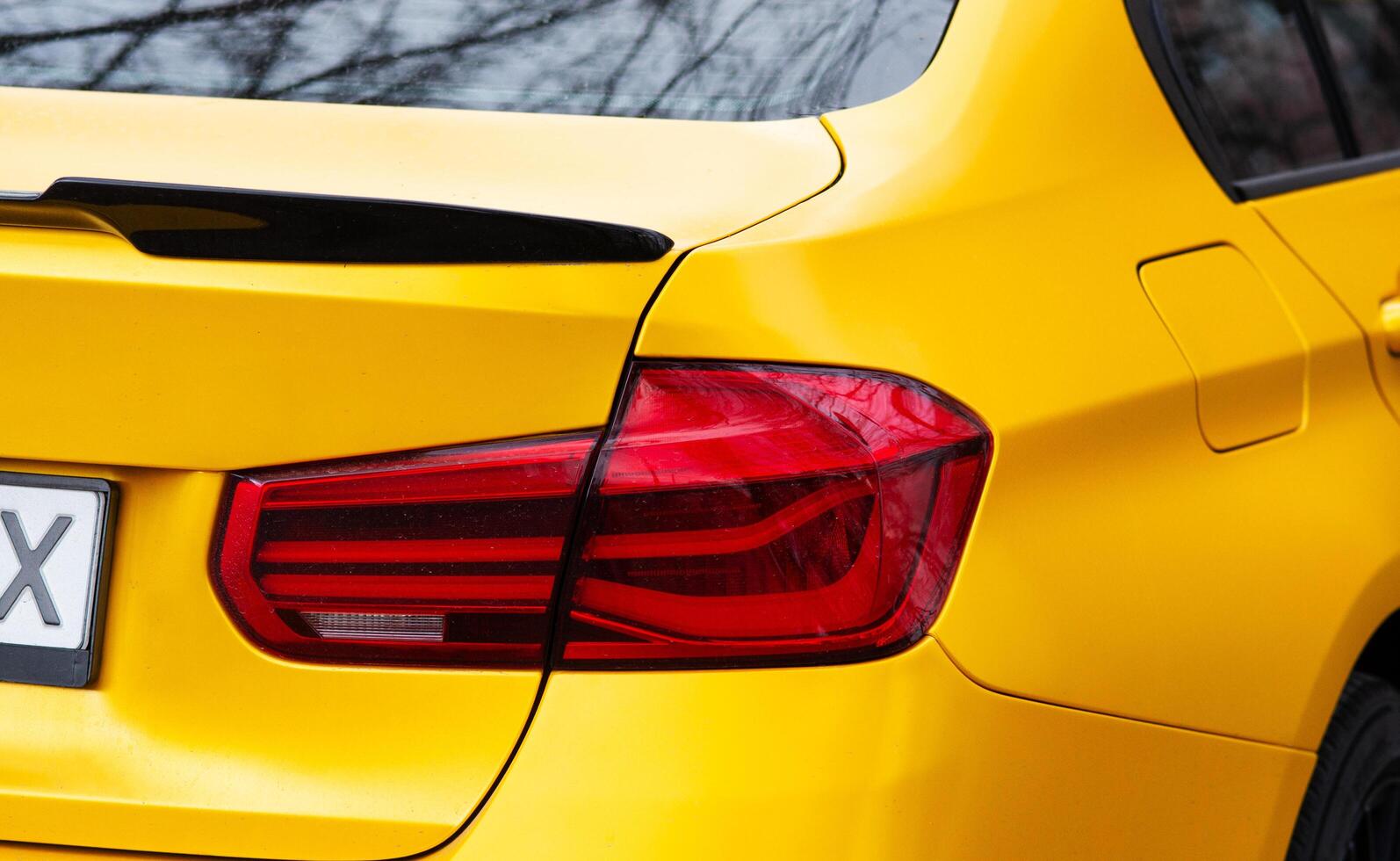 Kiew. Ukraine. April 2024. Gelb BMW Auto Nahansicht. LED Schwanz Licht Birne von ein Wagen. das Rückseite Licht foto