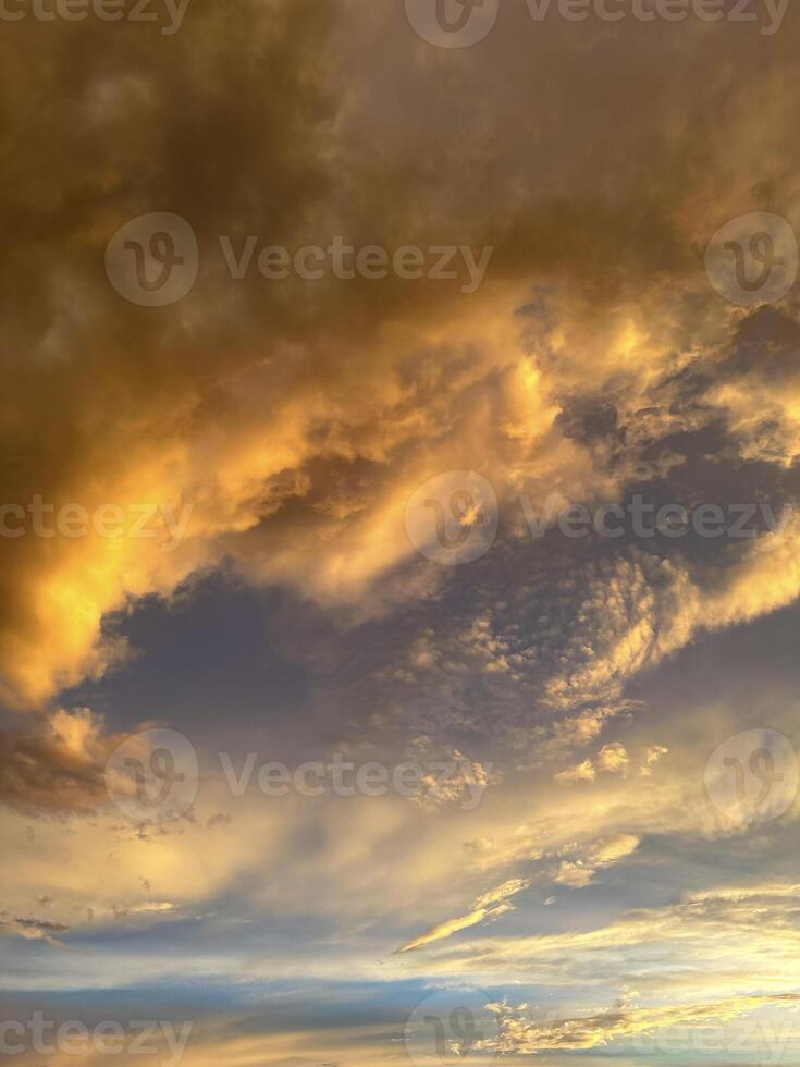 atemberaubend Sonnenuntergang Gemälde das Himmel mit Schatten von rot und orange, reflektiert subtil auf das Wasser zum ein perfekt friedlich Abend Ambiente foto