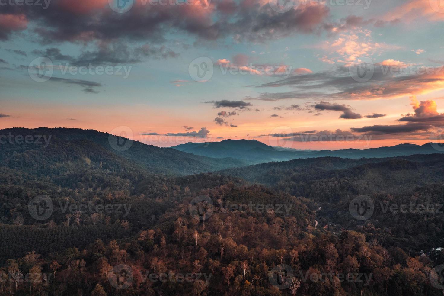 Berge und Abendhimmel im ländlichen Dorf foto