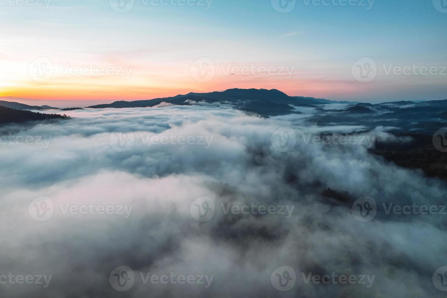 Fliegen über den Wolken Sonnenaufgang und Nebel foto