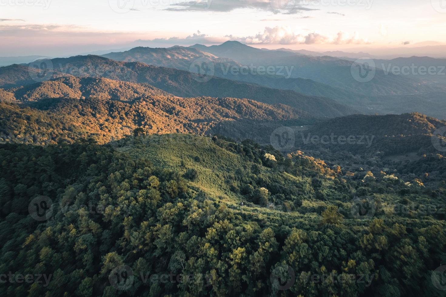 malerische Aussicht auf die Berge gegen den Himmel bei Sonnenuntergang foto