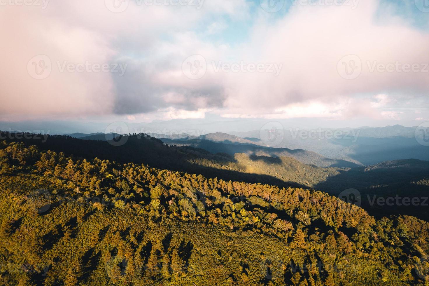 malerische Aussicht auf die Berge gegen den Himmel bei Sonnenuntergang foto