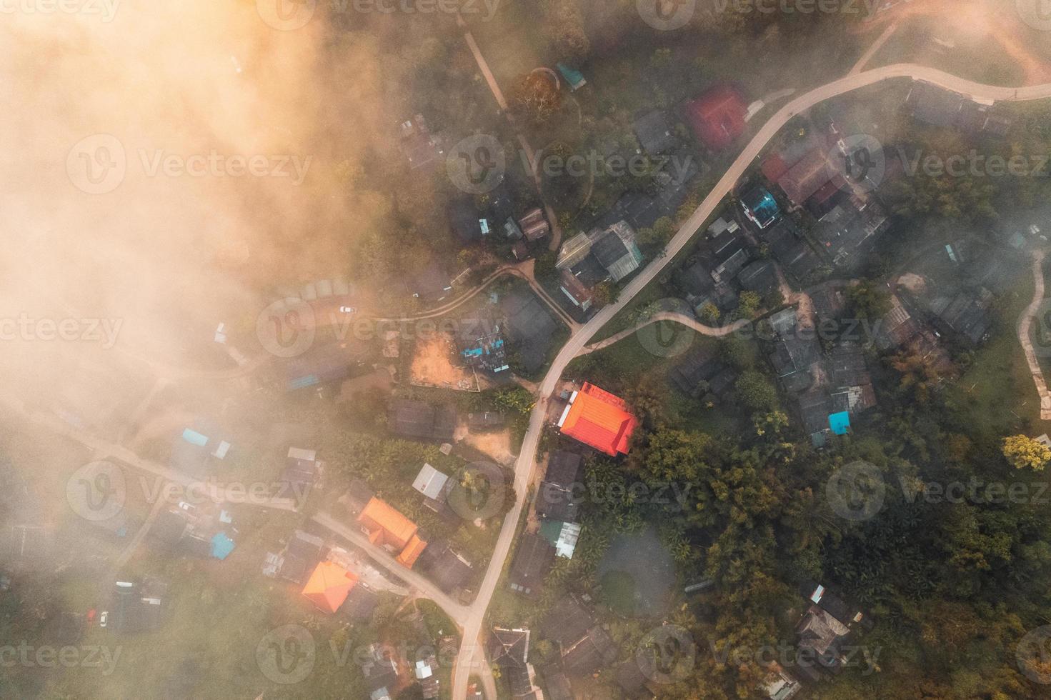 Fliegen über den Wolken Sonnenaufgang und Nebel foto