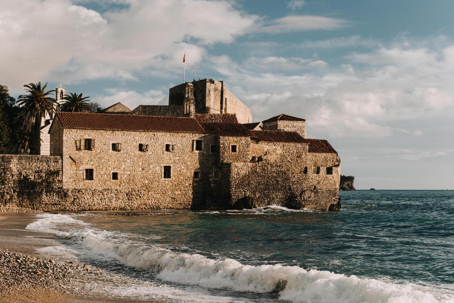 tolle Aussicht von Budva alt Stadt, Dorf und das Meer. Reise Ziel im Montenegro. foto