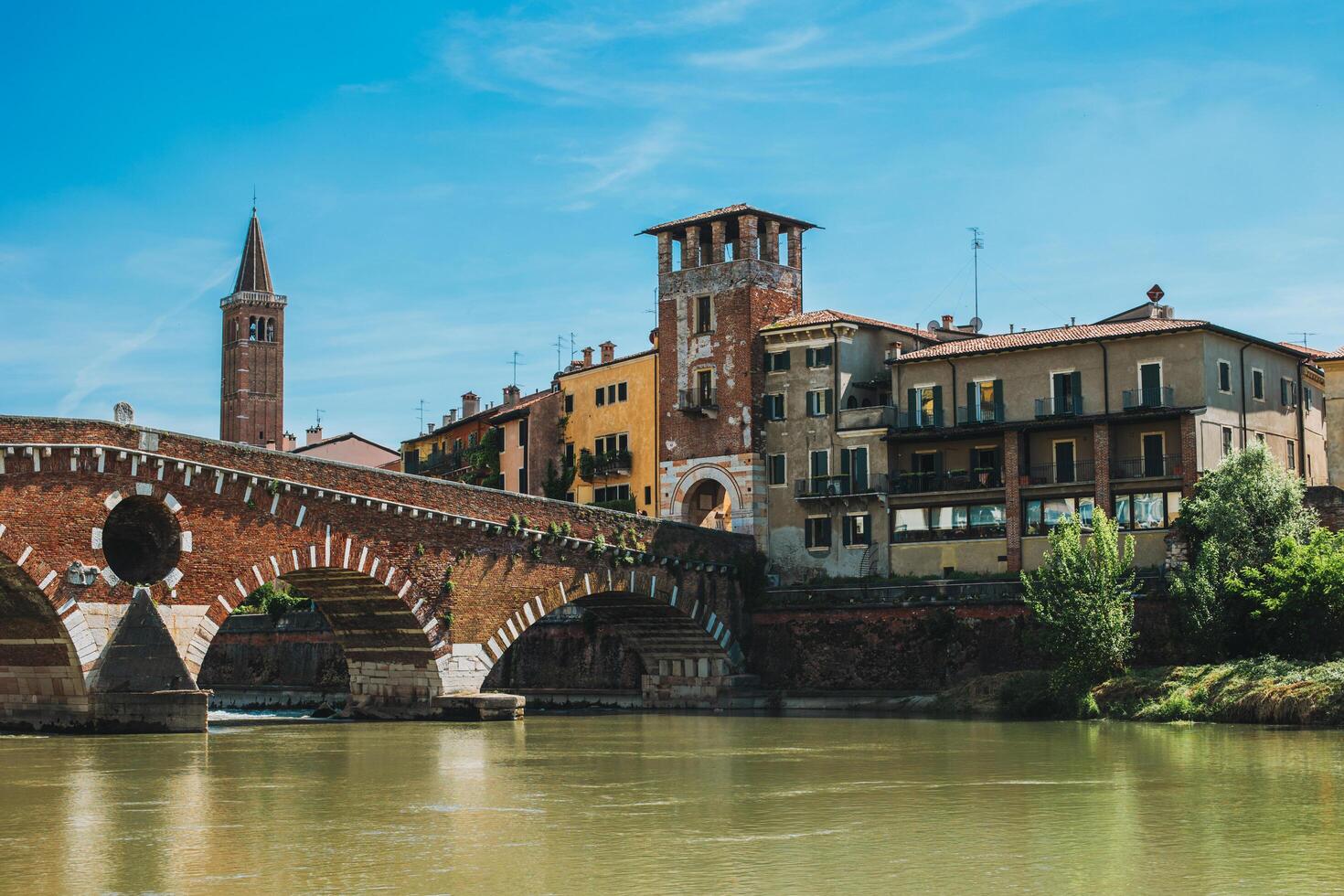 Panorama- Stadtbild Aussicht von Verona alt Stadt, Dorf und adige Fluss. foto