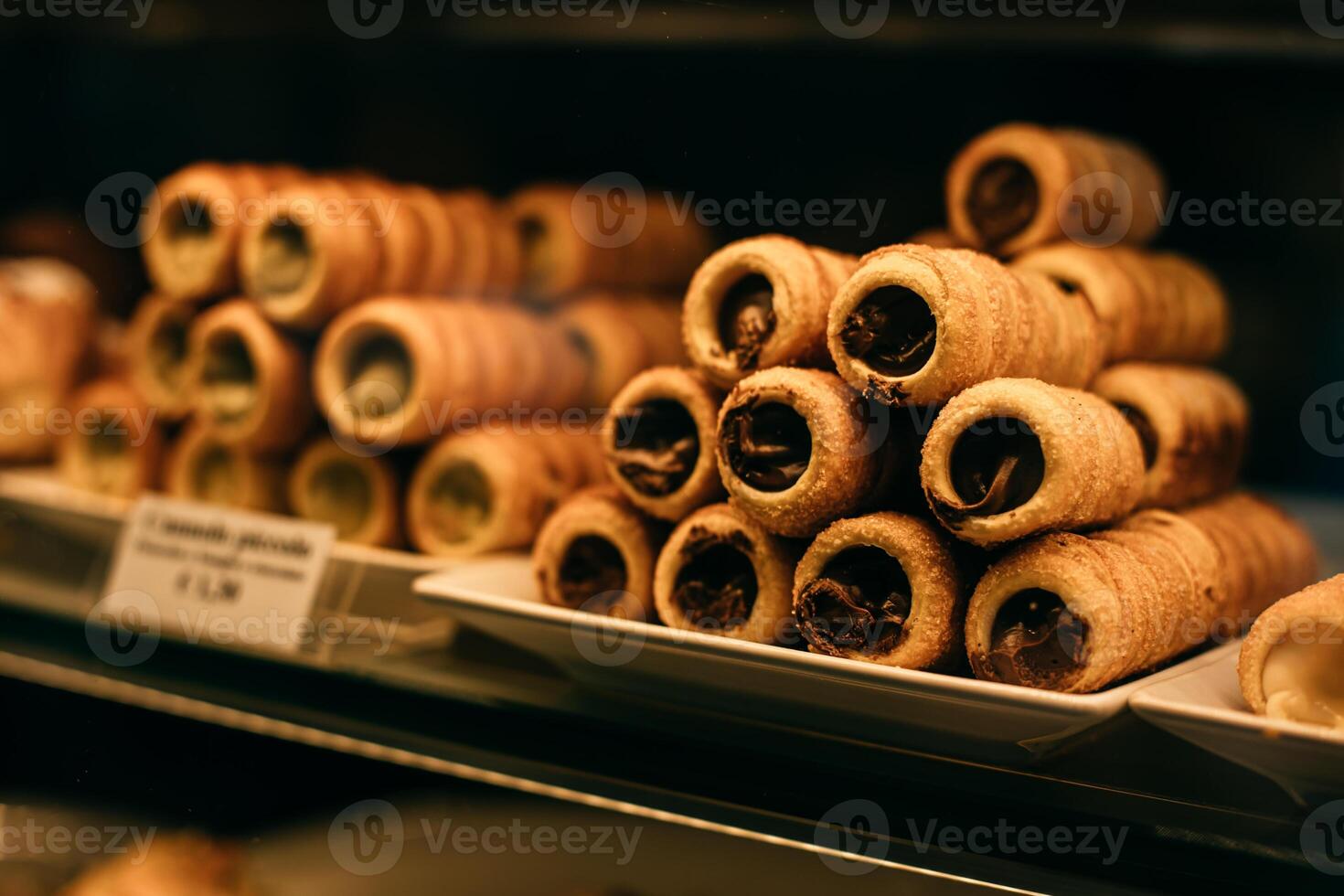 Süss Cannoli ausgestopft mit Schokolade und Pistazie Sahne im ein Bäckerei. sizilianisch Nachtisch. foto