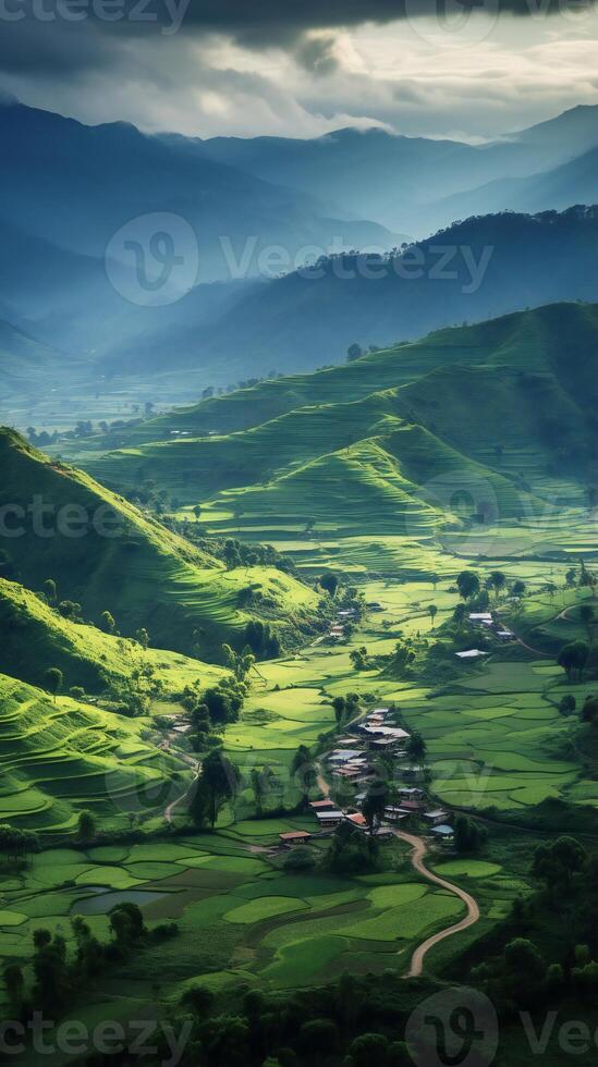 Berg Landschaft im einer von das Grün Landschaften foto