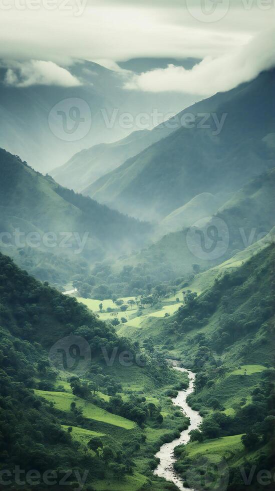 Berg Landschaft im einer von das Grün Landschaften foto