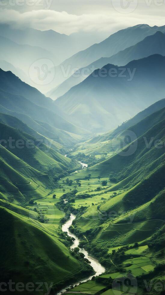 Berg Landschaft im einer von das Grün Landschaften foto