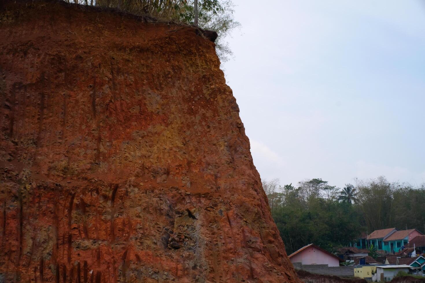 industriell Fotografie Landschaften. Antenne Aussicht von ausgebaggert Hügel, Rückgewinnung Land Bereich bereiten zum Gehäuse Konstruktion im ländlich Bereich. Antenne Schuss von ein fliegend Drohne. bandung - - Indonesien foto