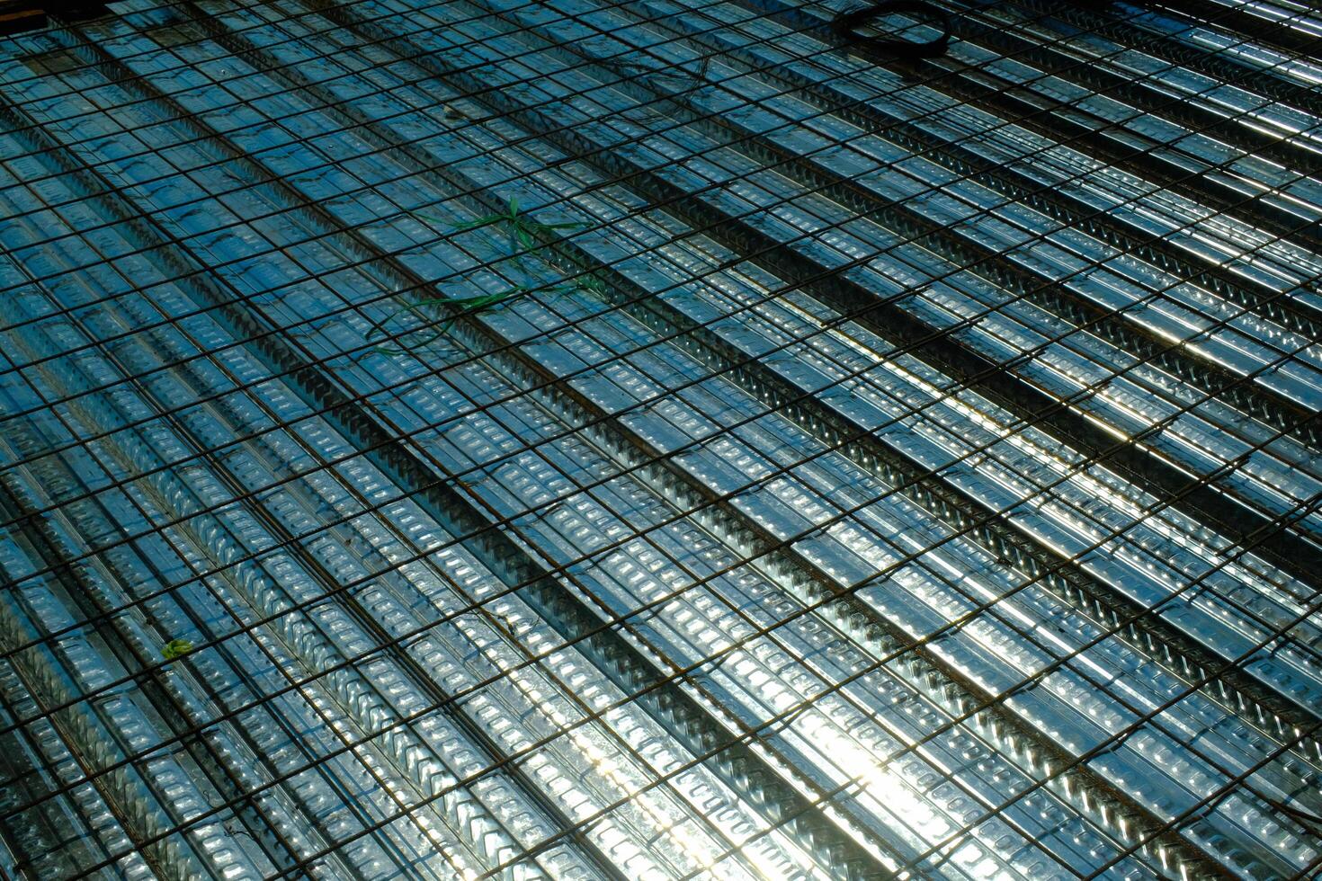 industriell Fotografie. Konstruktion funktioniert. texturiert Hintergrund von Drahtgitter Eingerichtet auf oben von das Metall Deck. Installation von Draht Gittergewebe auf das Metall Deck Vor Gießen das Boden. Bandung, Indonesien foto