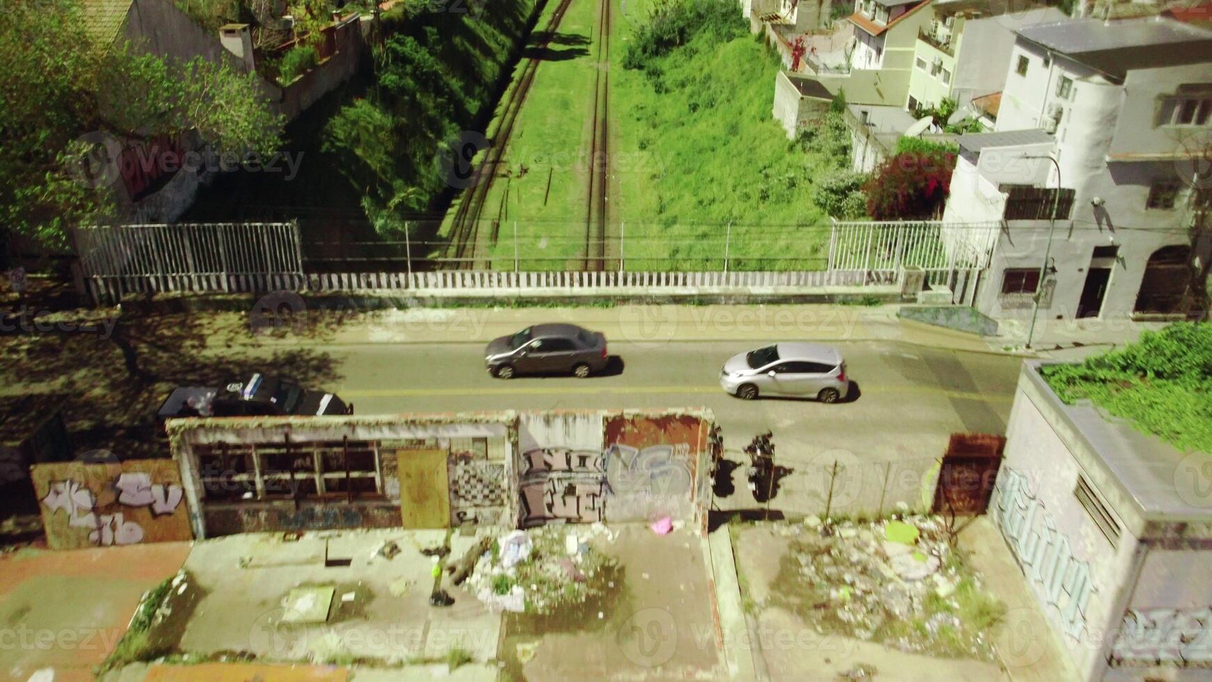 Kreuzung Auto Brücke, fliegend Über leeren Eisenbahn Spur unter Stadt Gebäude im Sommer. foto