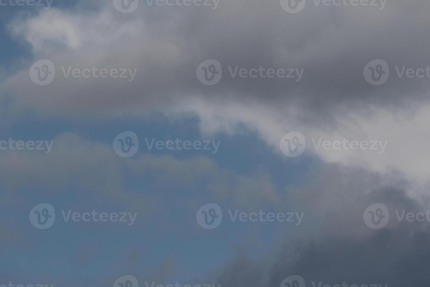 Wolkenlandschaft Landschaft, bedeckt Wetter über dunkel Blau Himmel. Sturm Wolken schwebend im ein regnerisch Stumpf Tag mit natürlich Licht. Weiß und grau szenisch Umgebung Hintergrund. Natur Sicht. foto