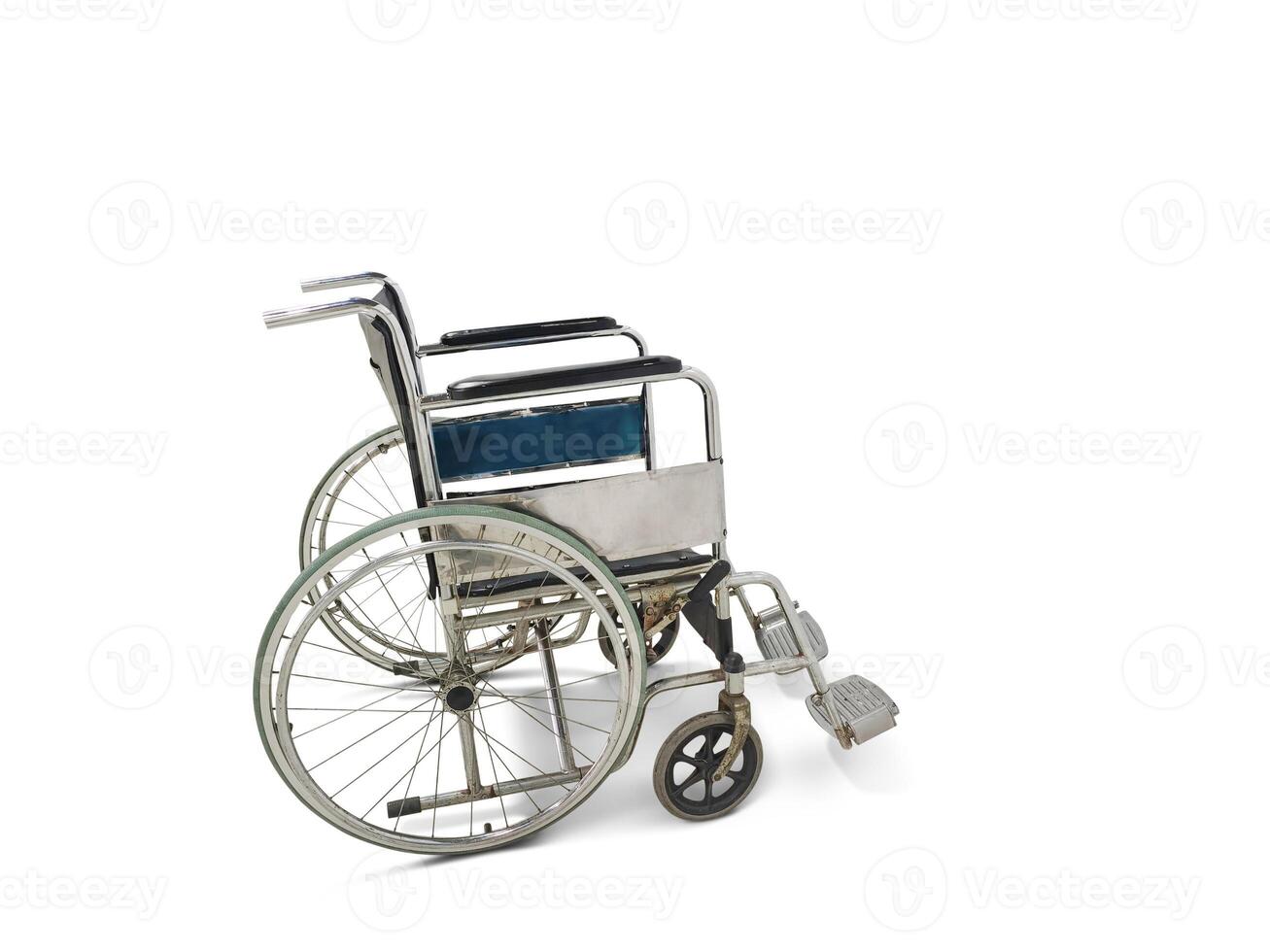 das Rollstuhl ist leer. isoliert auf ein Weiß Hintergrund foto
