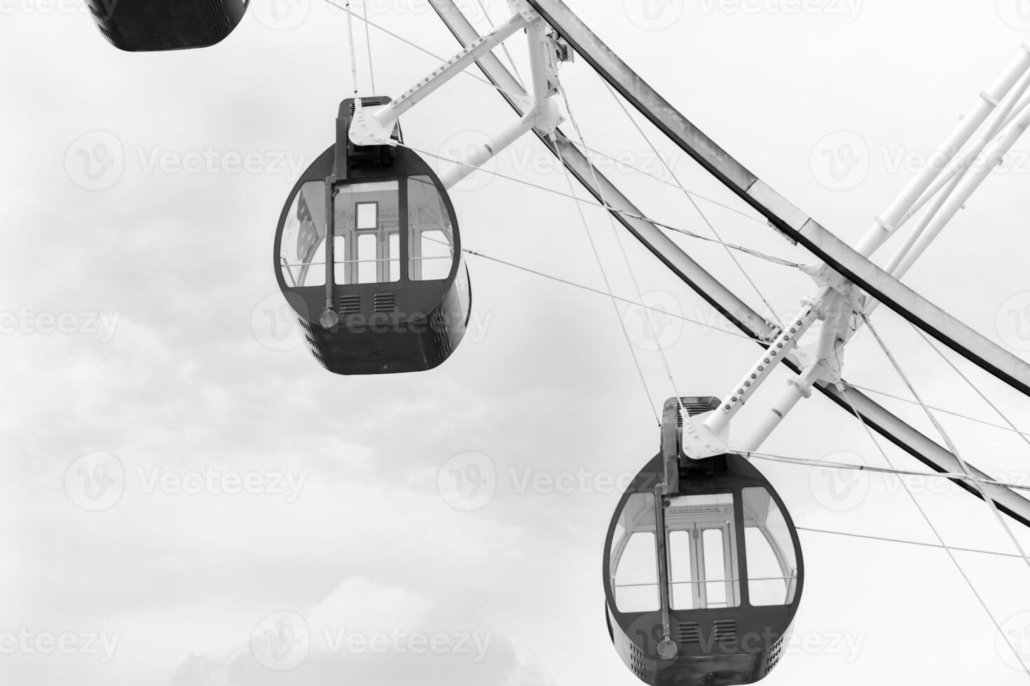 schließen oben schwarz und Weiß Ferris Rad auf Amüsement Park mit Wolke Hintergrund foto