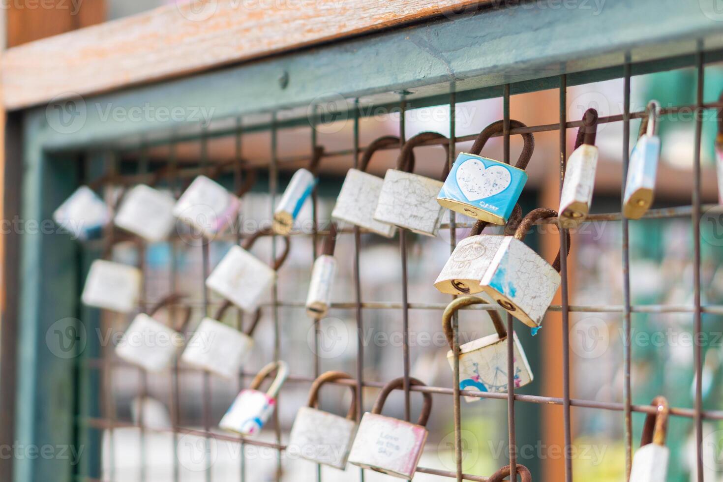 ein schließen oben von Liebe Vorhängeschlösser befestigt zu ein Geländer foto