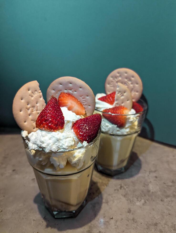 Zuhause gemacht Nachtisch, Vanille Pudding mit Erdbeeren, Sahne und Kekse, lecker köstlich Essen Hintergrund foto