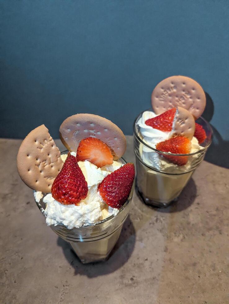 Zuhause gemacht Nachtisch, Vanille Pudding mit Erdbeeren, Sahne und Kekse, lecker köstlich Essen Hintergrund foto