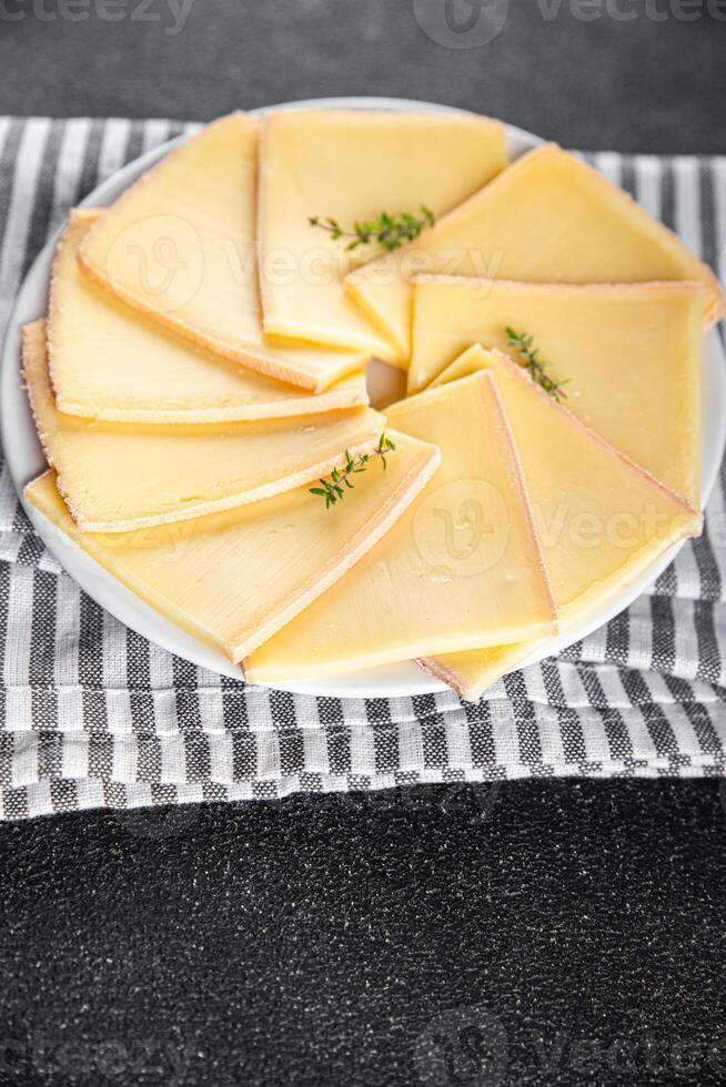 Käse Raclette lecker Essen Vorspeise Mahlzeit Essen Snack auf das Tabelle Kopieren Raum Essen Hintergrund foto