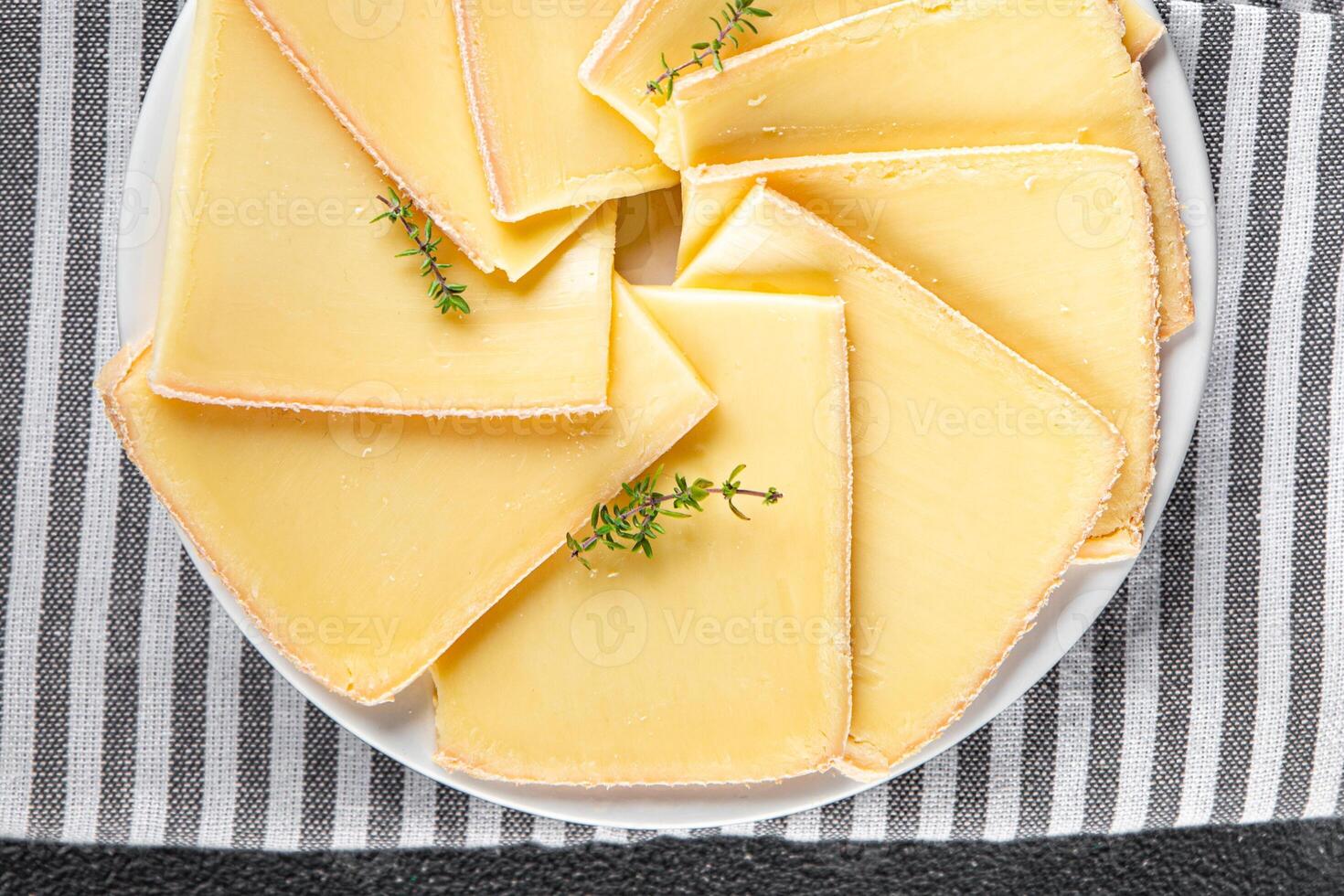 Raclette Käse lecker Essen Kochen Vorspeise Mahlzeit Essen Snack auf das Tabelle Kopieren Raum Essen Hintergrund foto