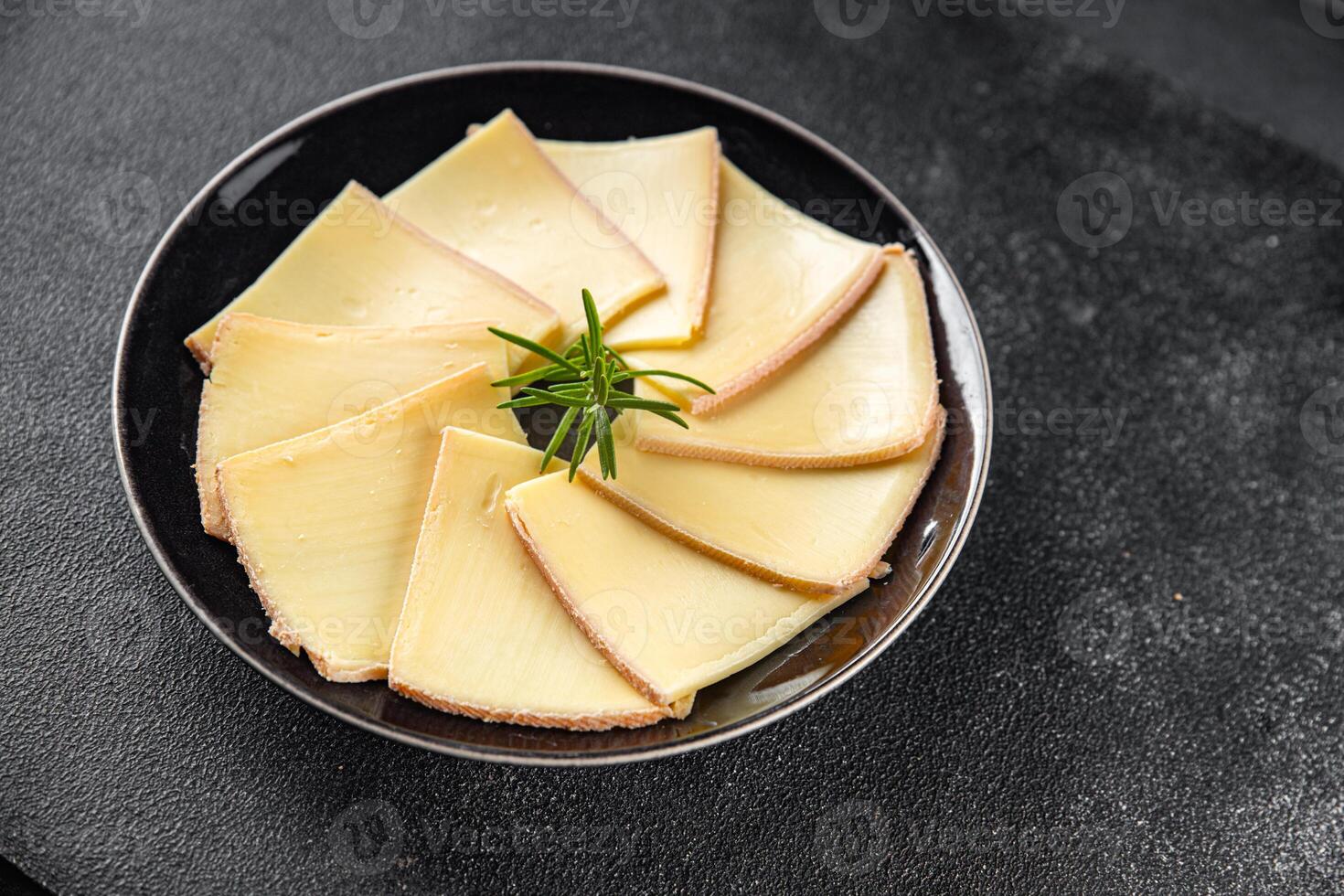 Raclette Käse lecker Essen Kochen Vorspeise Mahlzeit Essen Snack auf das Tabelle Kopieren Raum Essen Hintergrund foto