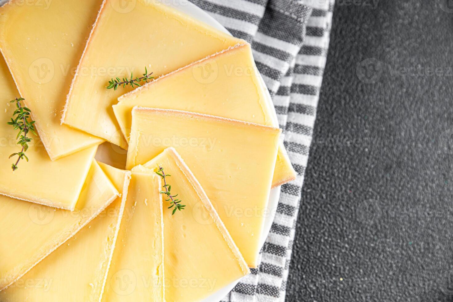 Raclette Käse lecker Essen Kochen Vorspeise Mahlzeit Essen Snack auf das Tabelle Kopieren Raum Essen Hintergrund foto