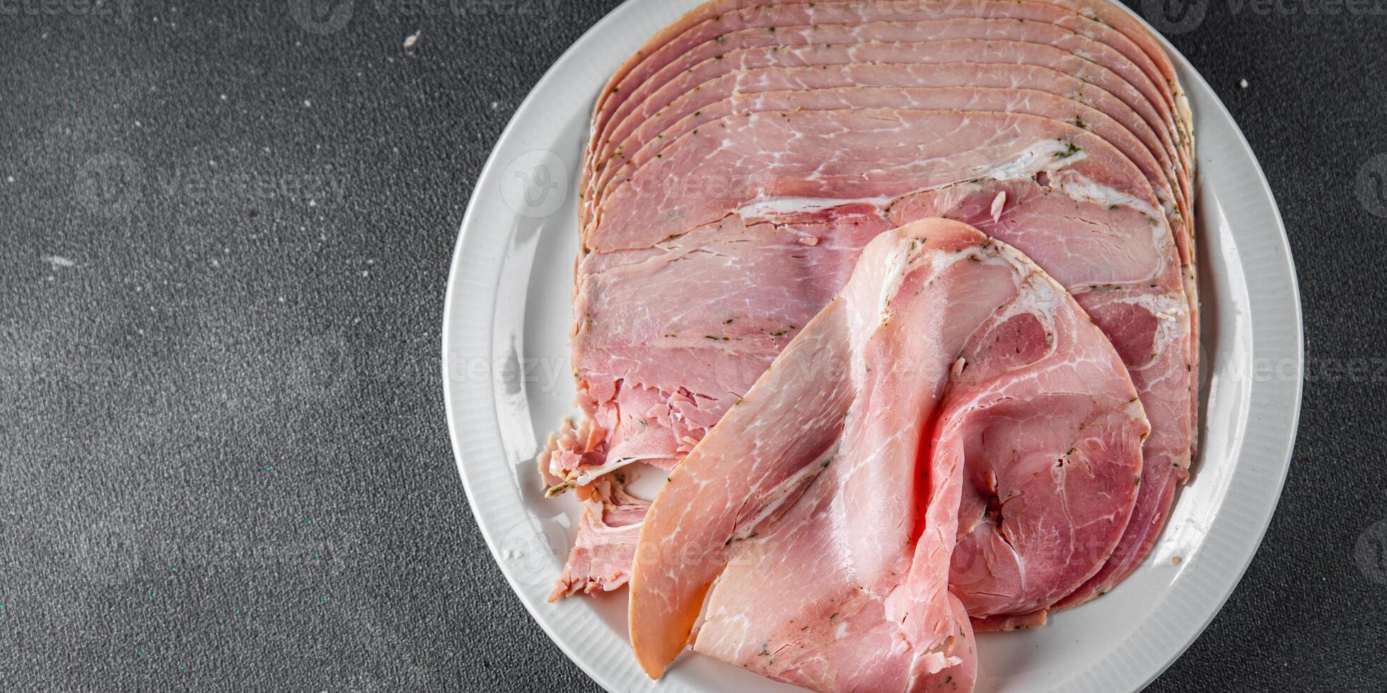 Schinken Scheibe Schweinefleisch Fleisch Essen Kochen Vorspeise Mahlzeit Essen Snack auf das Tabelle Kopieren Raum Essen Hintergrund rustikal oben Aussicht foto