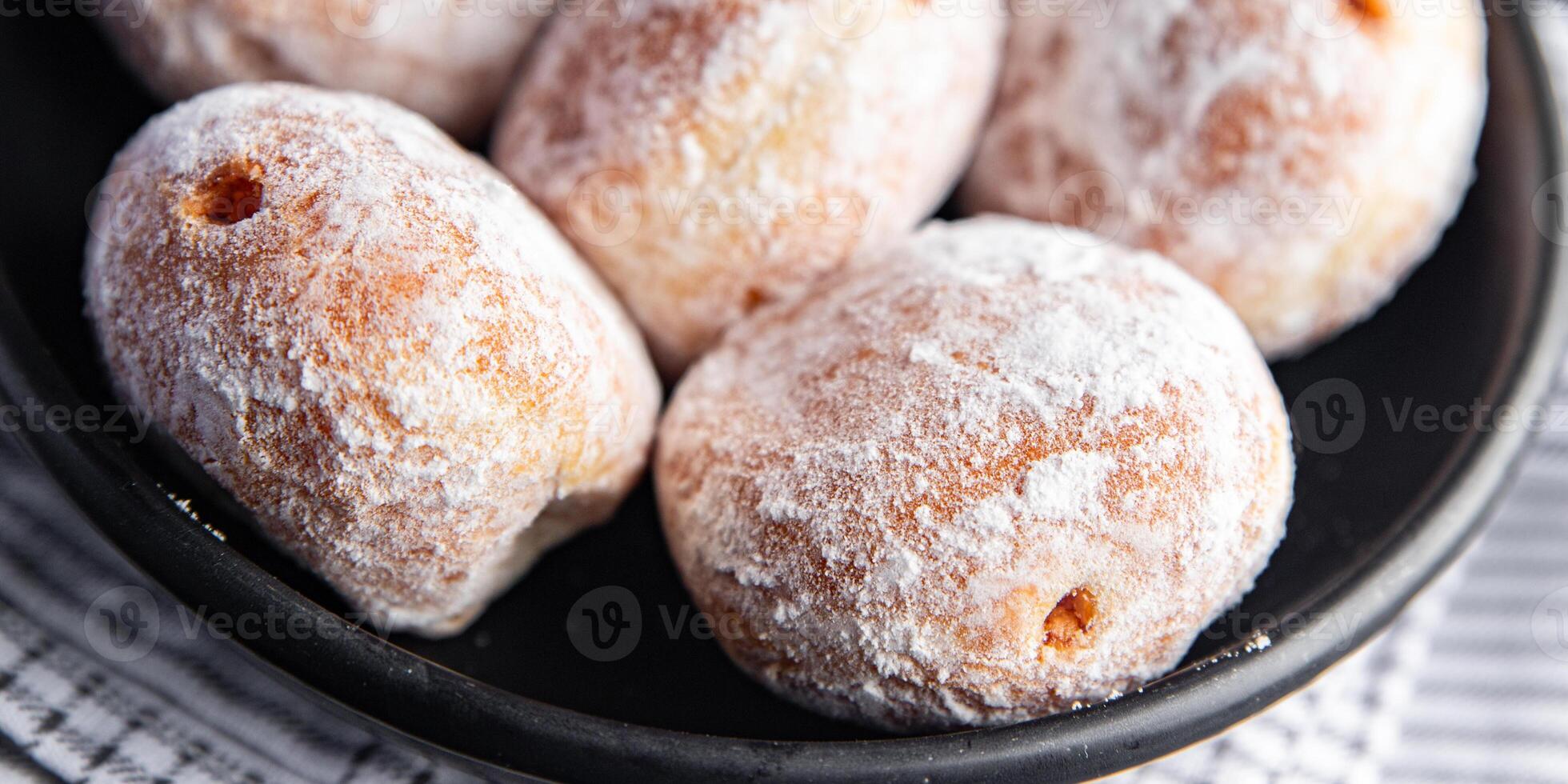 Krapfen gefüllt mit pulverisiert Zucker Schokolade Füllung frisch Kochen Vorspeise Mahlzeit Essen Snack foto