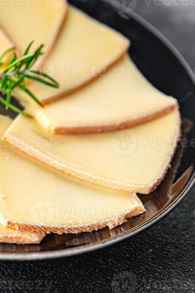 Raclette Käse lecker Essen Kochen Vorspeise Mahlzeit Essen Snack auf das Tabelle Kopieren Raum Essen Hintergrund foto