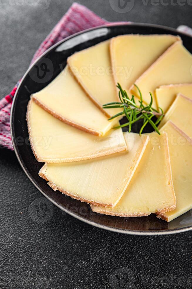 Raclette Käse lecker Essen Kochen Vorspeise Mahlzeit Essen Snack auf das Tabelle Kopieren Raum Essen Hintergrund foto