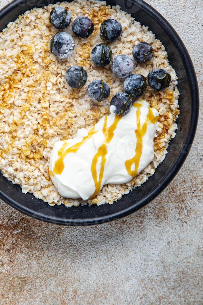 Haferflocken mit Beeren gesund Frühstück Haferbrei frisch Kochen Vorspeise Mahlzeit Essen Snack auf das Tabelle Kopieren Raum Essen Hintergrund foto