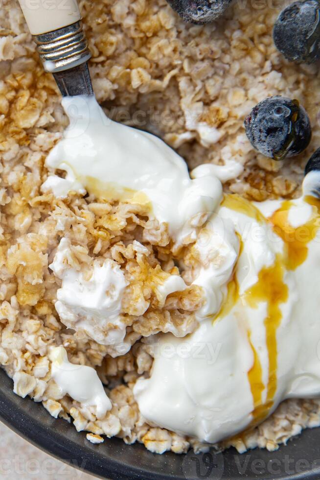 Haferflocken mit Beeren gesund Frühstück Haferbrei frisch Kochen Vorspeise Mahlzeit Essen Snack auf das Tabelle Kopieren Raum Essen Hintergrund foto